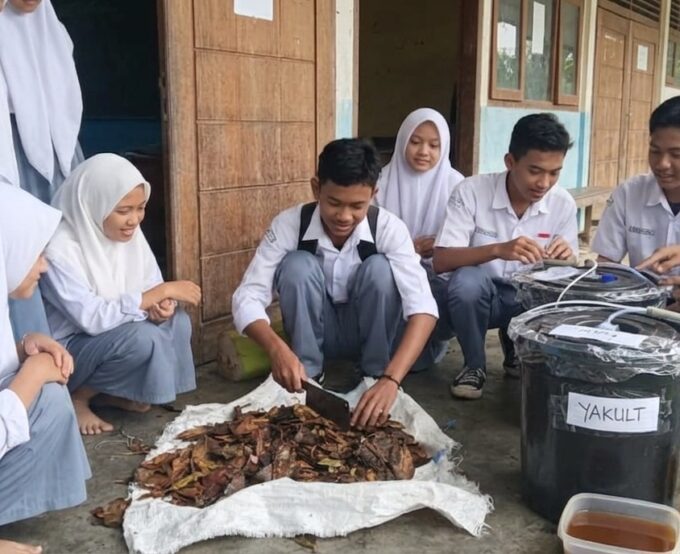 Siswa SMA Muhammadiyah Boleng Sulap Daun Mangrove Jadi Pupuk Organik Cair Unggulan