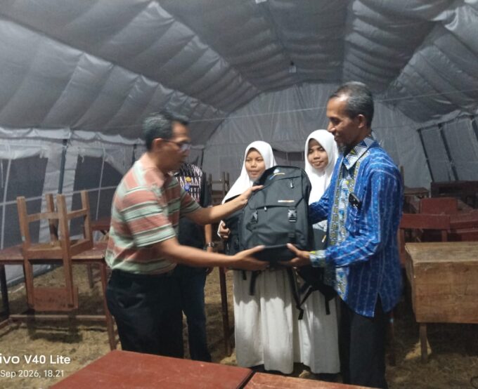 Kunjungan Kadis Pendidikan NTT dan Kacabdin Wilayah VI Serahkan Bantuan untuk Siswa Terdampak Gempa di SMA Muhammadiyah Boleng